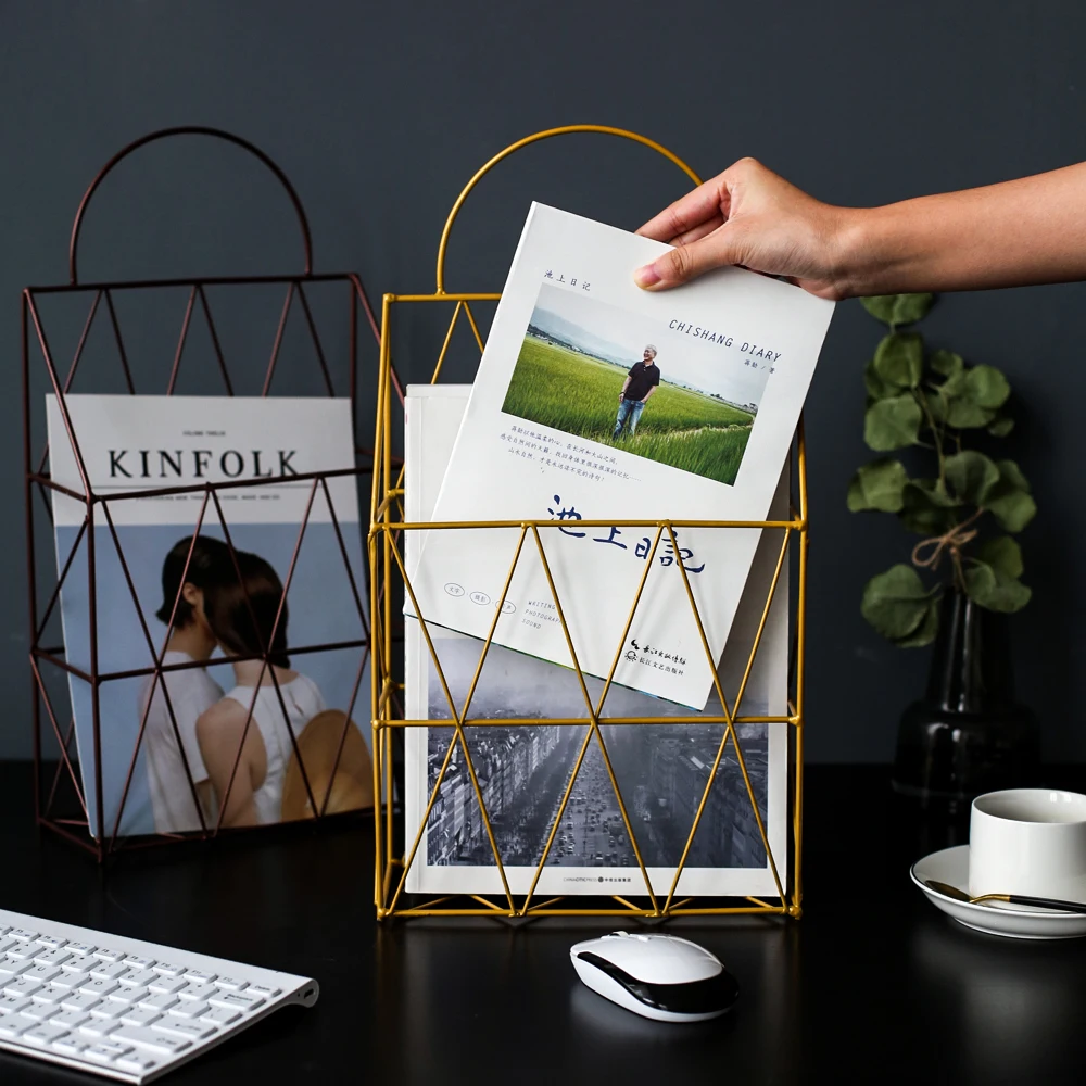 Ins شعبية أوروبا نمط الحديد كتاب تخزين والرفوف هوك نوع حامل المجلات الإبداعية سطح المكتب أسود أبيض رف معدني