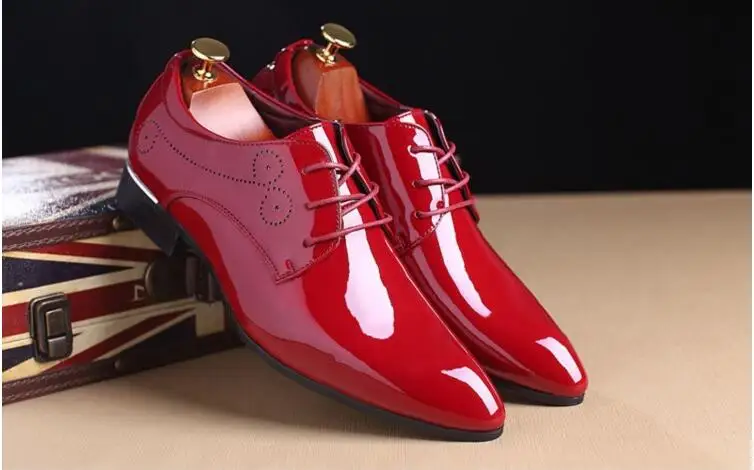 Оксфорды на шнуровке с острым носком, мужская деловая повседневная обувь, лакированная кожа, низкий каблук, резные мужские официальные модельные туфли, красные свадебные туфли
