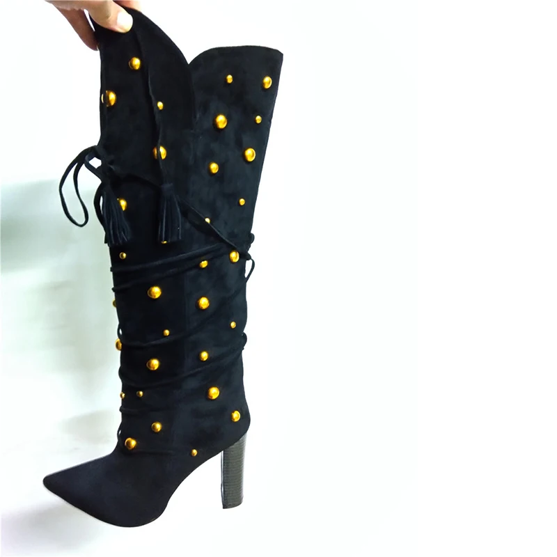 Kidesuede сапоги черного цвета для женщин с заклепками золотого цвета с заклепками высокий каблук Подиум сложить бахрома ботинки с высоким голенищем и бахромой оборками обувь