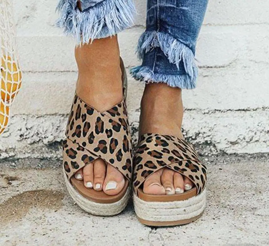 

In the summer of 2019, the new product is comfortable, flat, thick, hollow, leopard, large size, wearing sandals and slippers