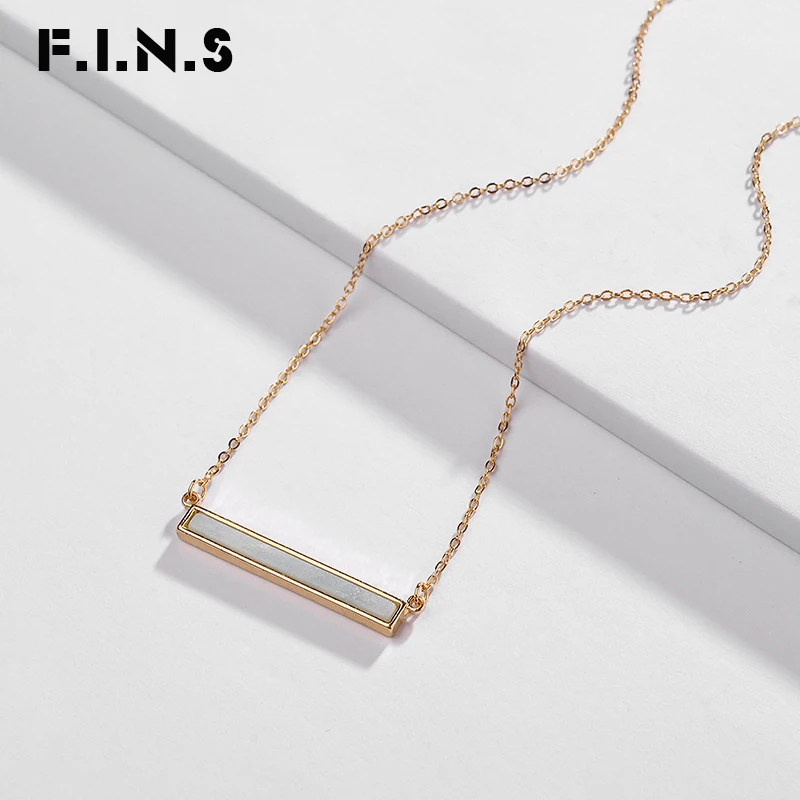 Модное прямоугольное женское ожерелье F.I.N.S золотистое тонкое короткое