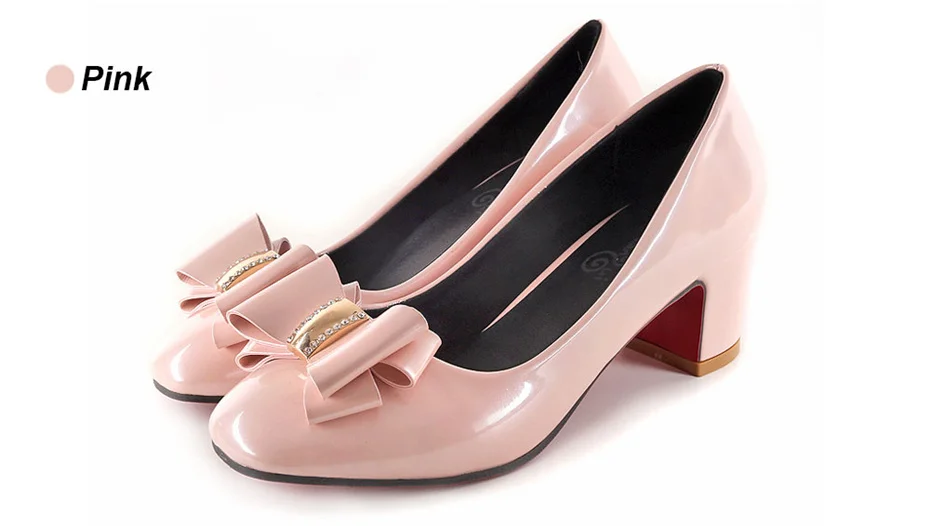 Большие размеры; женские туфли-лодочки с бантом на низком каблуке средней высоты; модельные туфли из лакированной кожи с квадратным носком; стразы с бантом; сезон весна-лето; женская обувь розового цвета