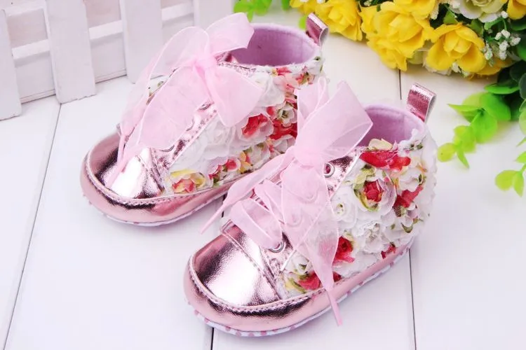Красивая обувь из лакированной кожи с цветочным узором на шнуровке; дизайн в стиле Riband; мягкая подошва для маленьких девочек; Firsr Walker; обувь для детей 0-15 месяцев