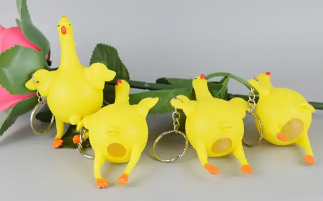 Brinquedo engraçado Borracha Galo Bola Anti stress Da Água Esmagar Produtos de Frango com Imprensa ovo de Galinha Tem Ovo Novidade Kids Brinquedos