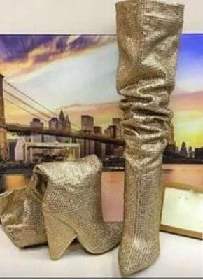 Блестящие стразы просверленные колено Высокие сапоги Для женщин Спайк каблуком; ботинки без шнуровки; острый носок; женские; с блестящими кристаллами; Сапоги В рыцарском стиле - Цвет: gold