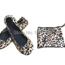 Модная обувь на плоской подошве с леопардовым узором; скручивающиеся балетки с мешочком для переноски