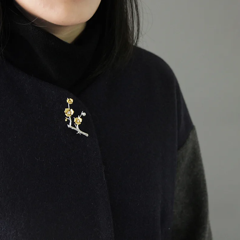 

Acecare Original | Silver Plum Brooch with Snow Simulated Tree Branch Scarf Accessories for Autumn and Winter Overcoat