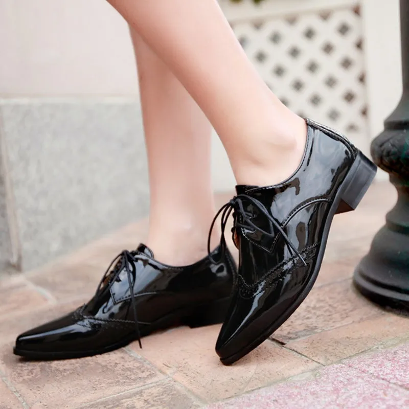 Новое поступление; пикантные модные элегантные женские туфли на плоской подошве из лакированной кожи с острым носком и шнуровкой; большие размеры 34-43