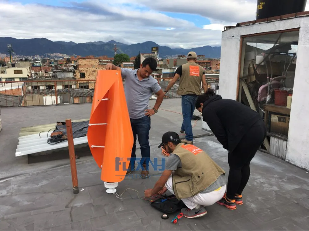Central com Controlador Mppt para o Transporte da Eletricidade da Casa da Polónia 600w24v do Preto e do Gerador de Meglev da Linha Turbina Eólica Vertical com controlador mppt para o transporte da