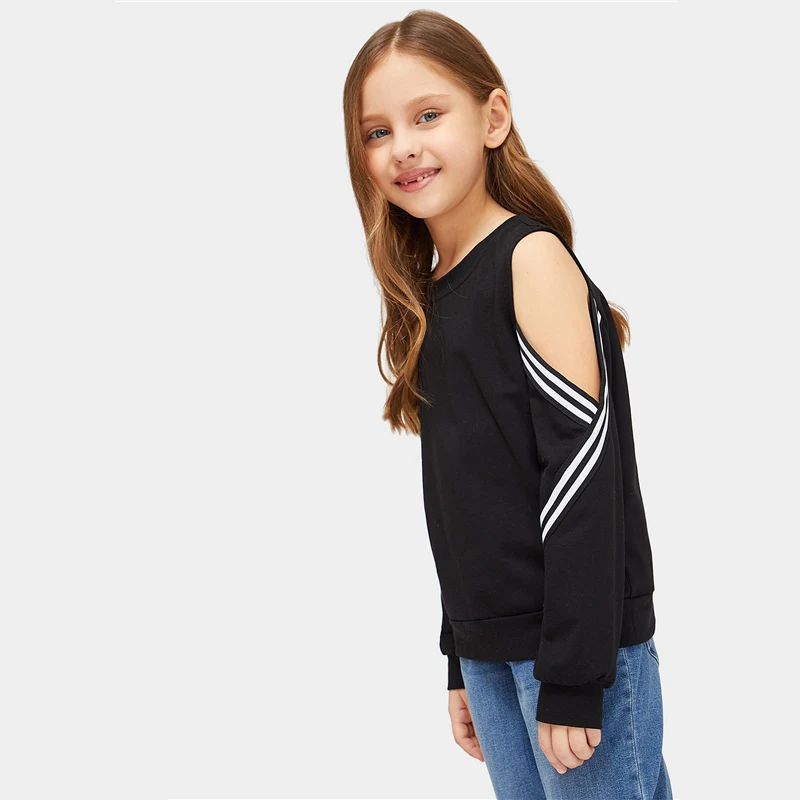 SHEIN Kiddie/толстовки для девочек в черную полоску с открытыми плечами; одежда для детей; весна г.; пуловер с длинными рукавами; детские топы