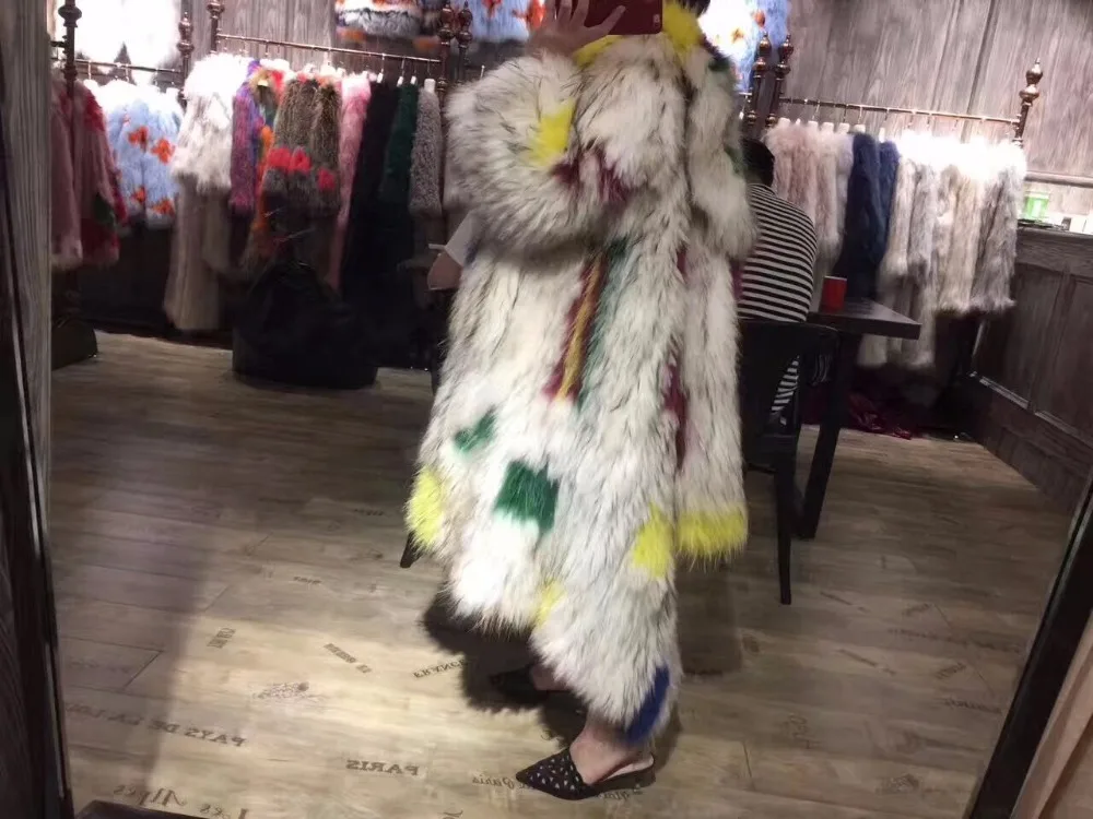 Модное женское вязаное длинное пальто с мехом енота на подиуме, Толстая теплая зимняя куртка из натурального меха