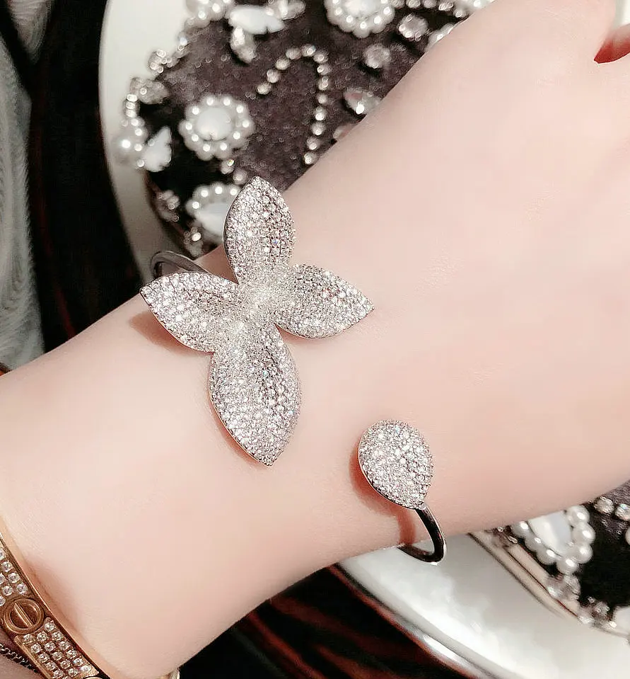 Goedkoop Uilz Nieuwste Ontwerp Aaa Zirconia Volledige Pave Instellen Grote Gouden Bloem Vormige Open Hand Manchet Bangle Voor Vrouwen Bruiloft Sieraden UB176