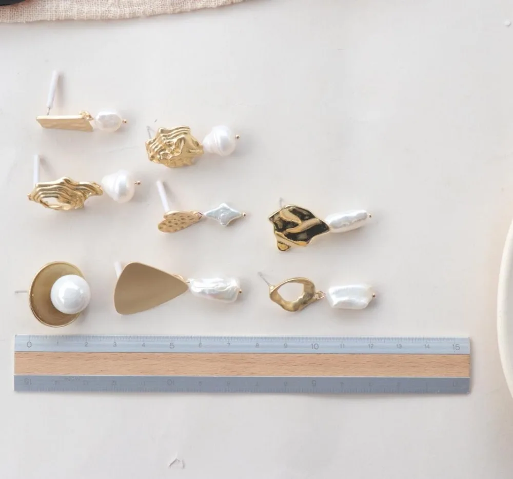 AOMU, дизайн, матовое металлическое Золотое любовное сердце, треугольные геометрические серьги-гвоздики с неровным натуральным пресноводным жемчугом для женщин