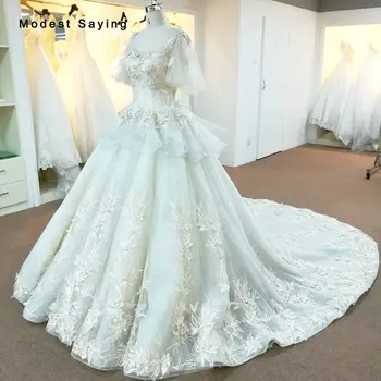 شراءفساتين زفاف فاخرة بأكمام قصيرة مطرزة بالورود 2018 مع ذيل كاتدرائي مطرز فستان زفاف الكنيسة مصنوع حسب الطلب