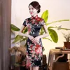 Черный с цветочным принтом; Женские короткие обтягивающие Cheongsam Сексуальная Высокая Разделение китайское традиционное платье размера плюс... ► Фото 3/6