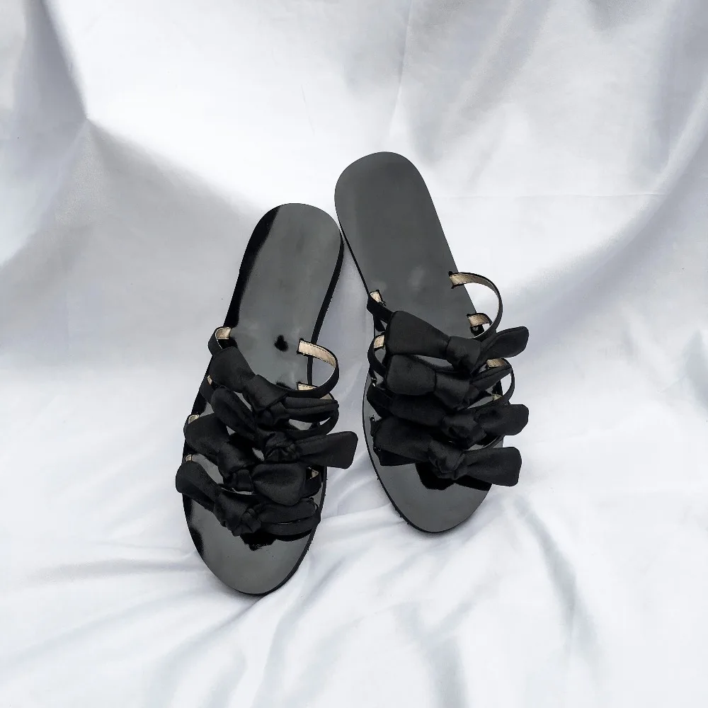 Черные атласные шлепанцы со стразами; элегантные тапочки на плоской подошве; квадратный мыс; Женская Весенняя обувь - Цвет: Черный