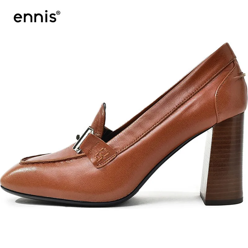 ENNIS/ женские туфли на высоком каблуке из натуральной кожи; дизайнерские туфли-лодочки с металлическим украшением в европейском стиле; Новая модная женская обувь на массивном каблуке; P705