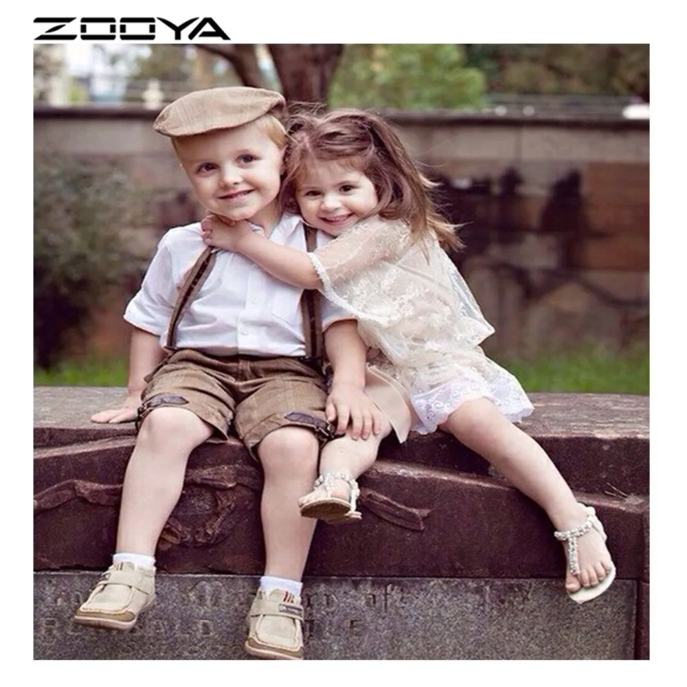 Девочкацылует мальчика. Дружба мальчика и девочки. Мальчик дарит девочке цветы. Фотосессия для мальчика. Детский поцелуй в щечку.