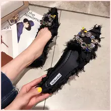 Тонкие женские туфли; коллекция года; сезон весна; новые туфли на плоской подошве с острым носком и металлической пряжкой; туфли в горошек с закрытым носком