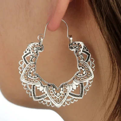 

2019 Earing Oorbellen Totem Hollow-out Decorative Pattern Retro Heart-shaped Pendant Petals Metal Stud Earrings Adorn Article