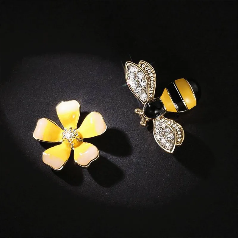 

XIAO YOUNG Korean Design Stud Earrings Fashion Simple Cute Asymmetric Bee Flower Earrings Jewelry Wholesale Gift
