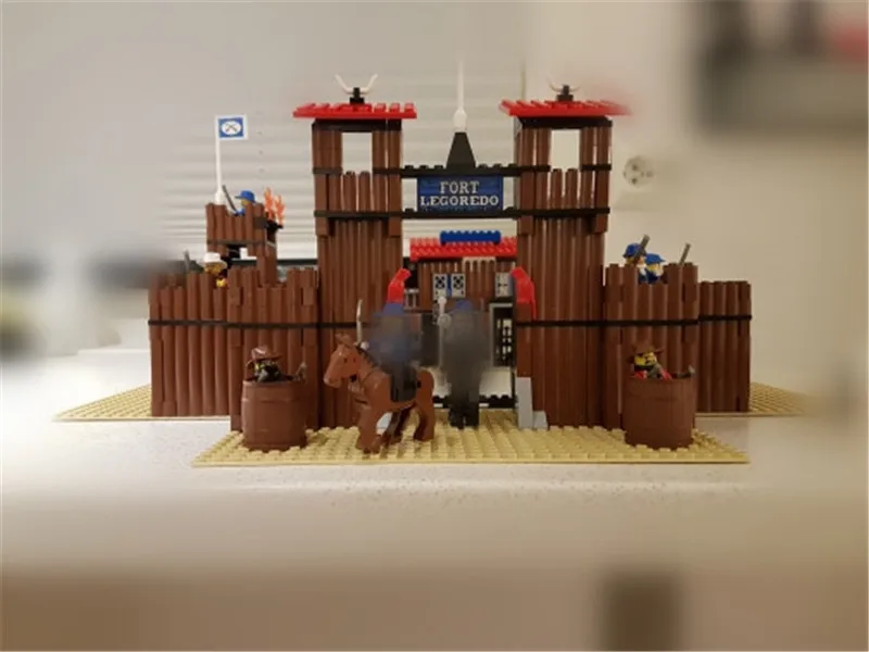 

742Pcs Genuine Building Series The Idian Cowboy`s Castle Set Educational Building Blocks Bricks Figures Toys Model Gift