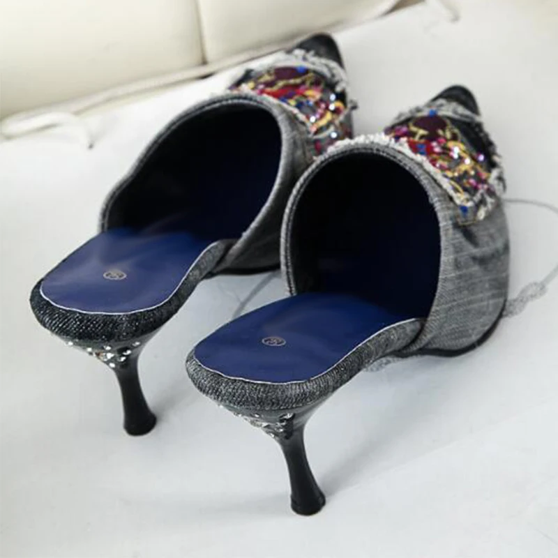 Европа Америка Стиль Летние тапочки Для женщин тонкий высокий каблук острый носок с жемчугом модные сандалии из джинсовой ткани обувь Размер 35–40 SXQ0709