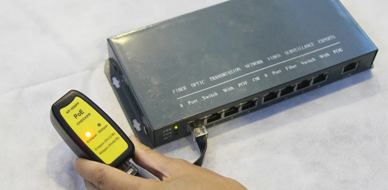 Тестер POE NF-400PF тестер 802.3af/802.at PoE(power поверх Ethernet), подключенный к розетке RJ45