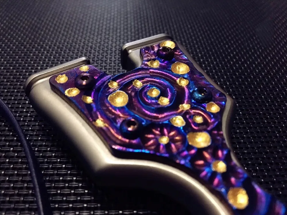 

Handmade custom small steel gun titanium alloy slingshot big power small bow door slingshot