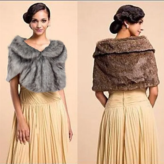 The bride's fur lapel cape was a butterfly cape (5)