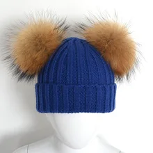 Nouvelle Designal Enfant Hiver Laine Mélangée Knit Stripe Cap avec 2 Couleur naturelle Réel Fourrure De Raton Laveur Pom Poms Enfants Chapeau pour les Garçons