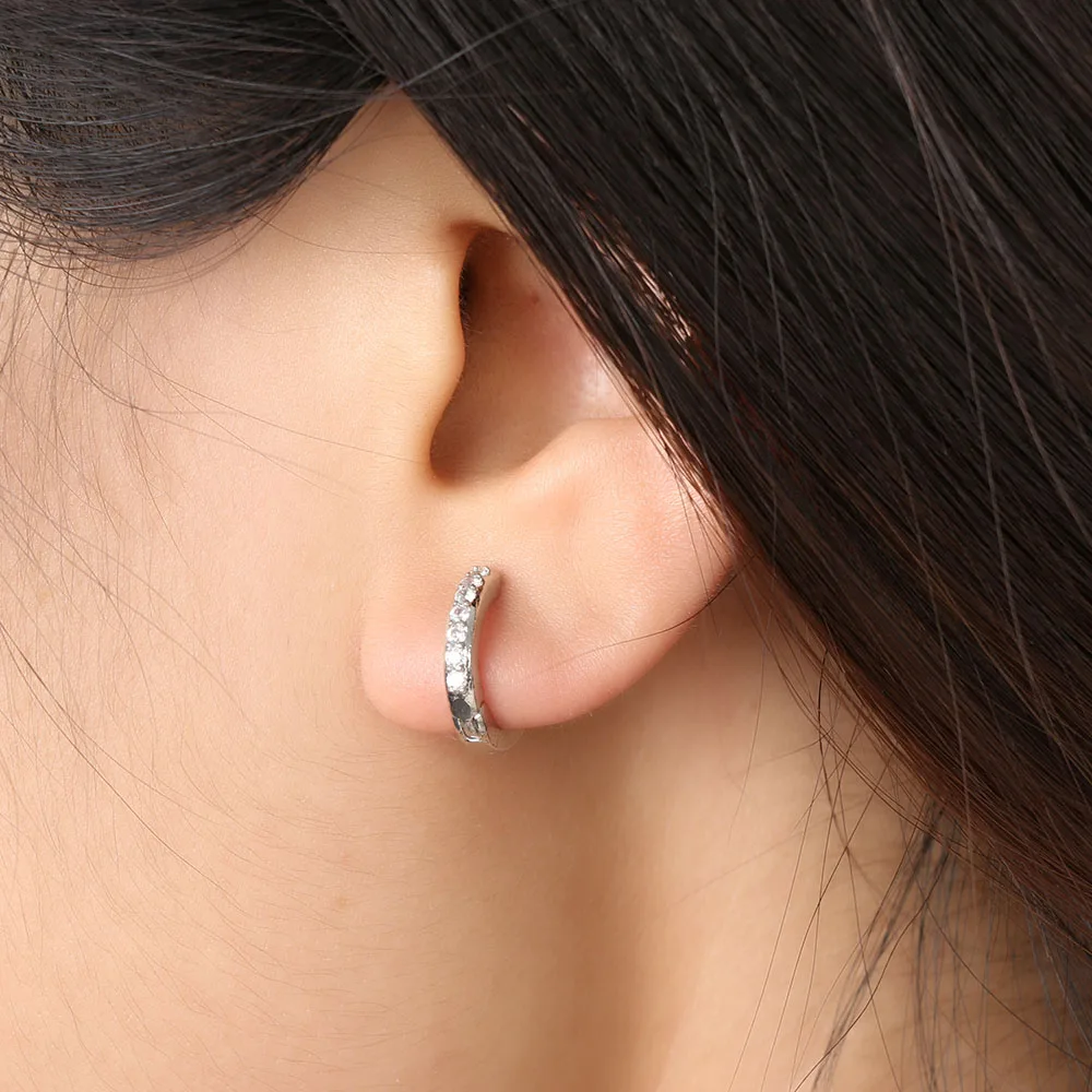 Классические круглые серьги кольца серебристого цвета с кристаллами 1 пара