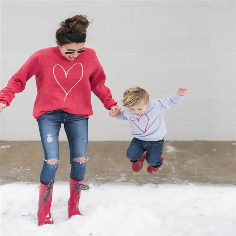 Новая модная Одинаковая одежда для всей семьи, толстовки с сердечками для мамы, дочки и сына, осенне-весенний спортивный свитер для мамы и