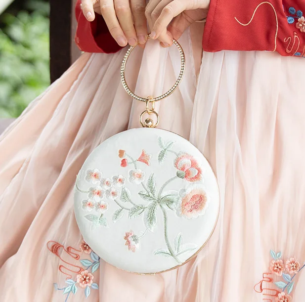 

Chinese Style Women Flower Embroidery Circular Shoulder Bags Cross Body Chains Totes Velour Antiquity Hanfu Cheongsam Bags D667