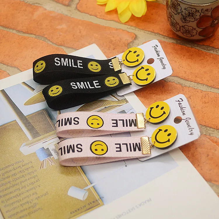 

2018 New Fashion Girl Women Ribbon Earrings Smile Face Stud Earrings Good Quality Korean Women Jewelery For Women Girl Female