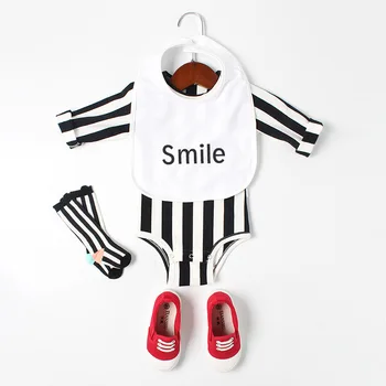 

2017 New autumn or winter romper + bandana bibs set / black and white stripe / smile letter