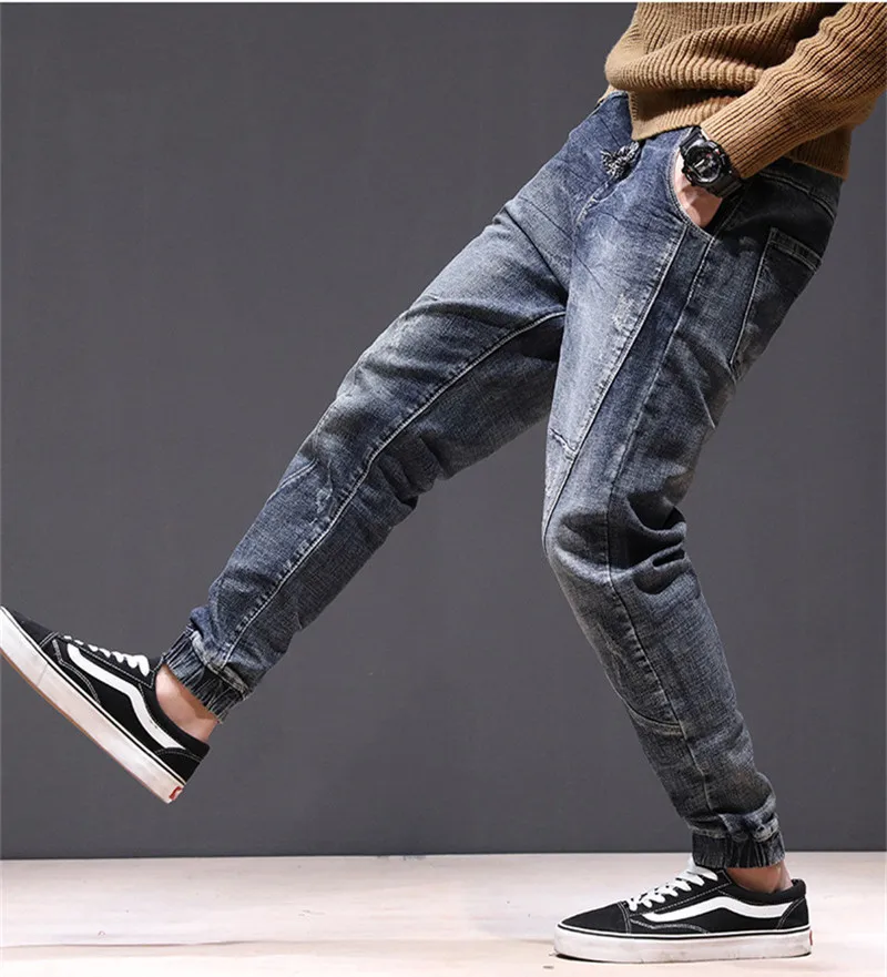 Billig Lose männer Denim Hosen Casual Mann Persönlichkeit Hüfte Hop Weiß Gewaschen Kordelzug Zerkratzt Strahl Fuß Harem Jeans Bleistift Hosen