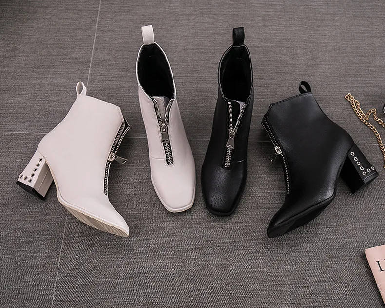 Брендовые дизайнерские ботинки martin на молнии спереди; женские зимние ботильоны на высоком каблуке с металлическими круглыми заклепками; Цвет черный, белый; кожаные ботинки; s379