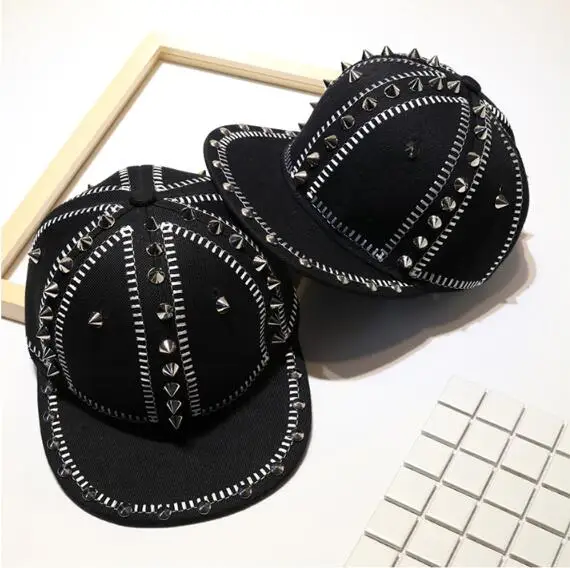 

2020 Hot Sale Street Trendsetter Unisex Hip Hop Cap Cool Metal Chain Snapback Fashion Rivet Baseball Caps For Youth