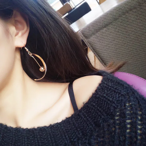 

New south Korean fashion half ring ball earrings hook Japanese and Korean version of geometric simplicity with earrings