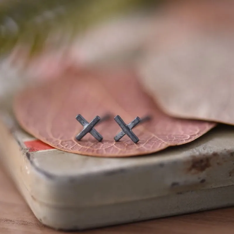 Новинка, 925 пробы, серебряные Винтажные серьги-гвоздики с крестом, окисление, черный цвет, личность, минимализм, Модные женские ювелирные изделия, предотвращают аллергию