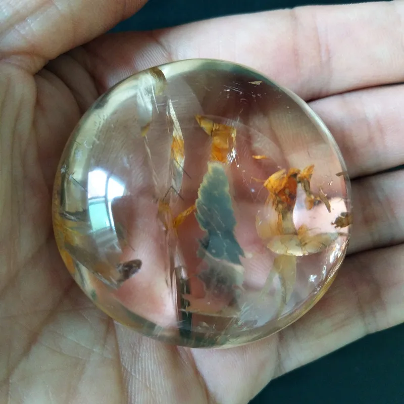 A Natural quartz crystal palm stone with rainbow yoga practice plaything chakra healing crystals