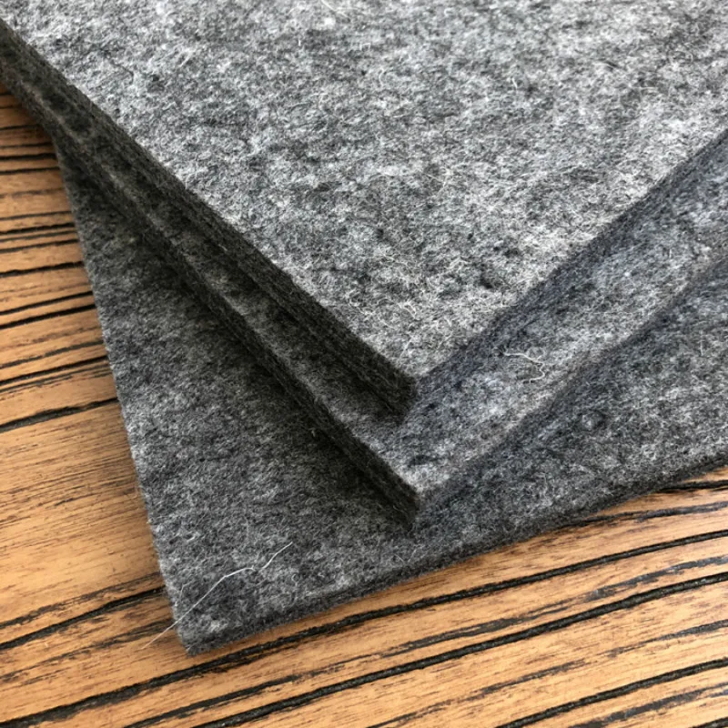 High density shock-absorbing felt soundproof pad 30*20cm, can fully achieve the role of shock absorption and noise reduction