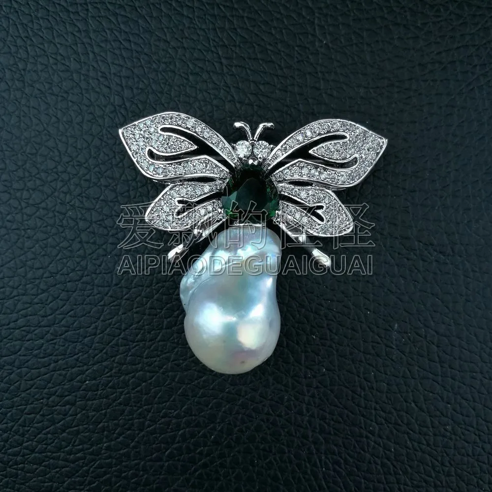 

Women's Butterfly White Keshi Pearl Brooch