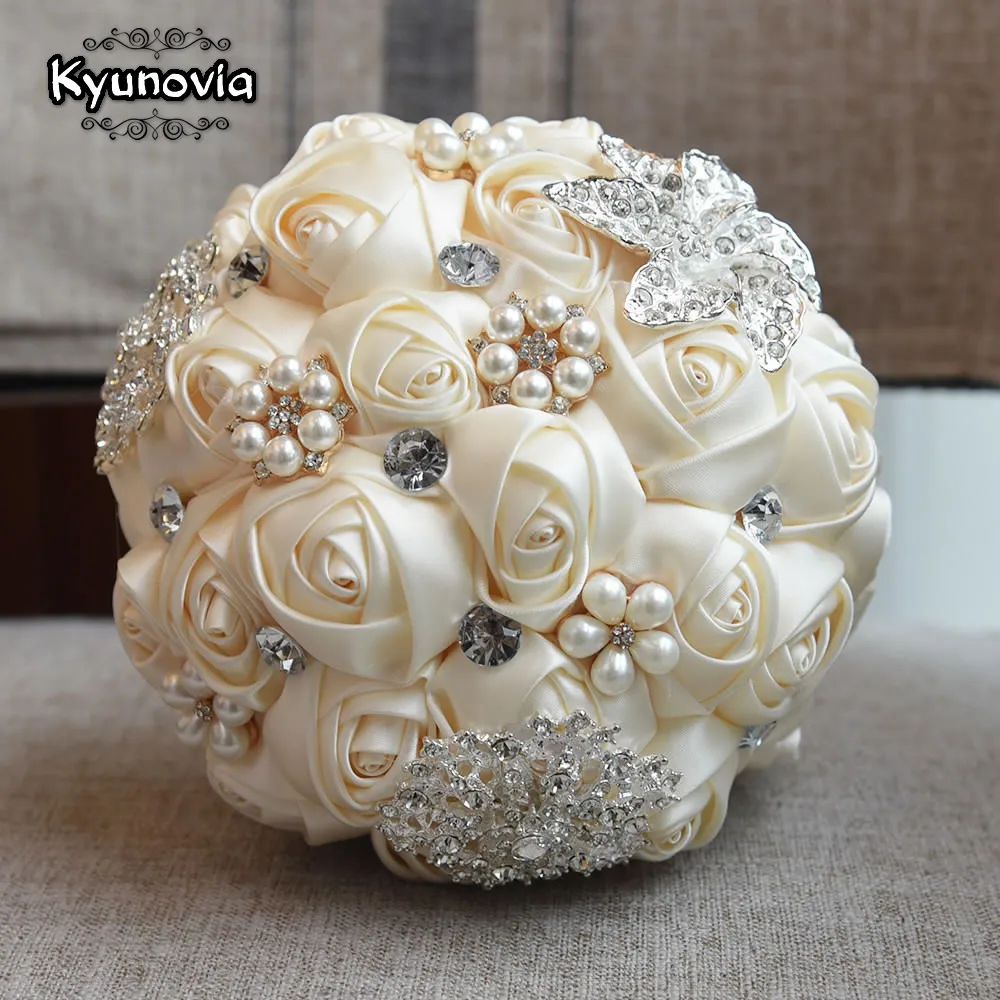 

Kyunovia Custom Ivory Brooch Bouquet Wedding Bouquet de mariage Satin Roses Wedding Bouquets Pearl Flowers buque de noiva FE29s
