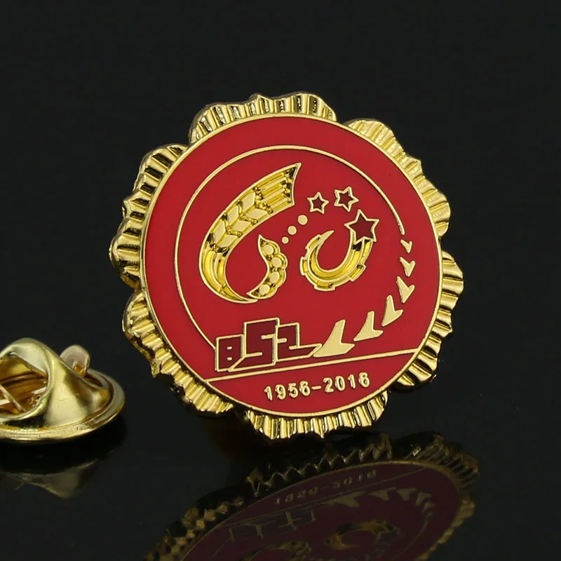 

Cheap custom electroplated gold badge factory wholesale flower shape souvenir badge