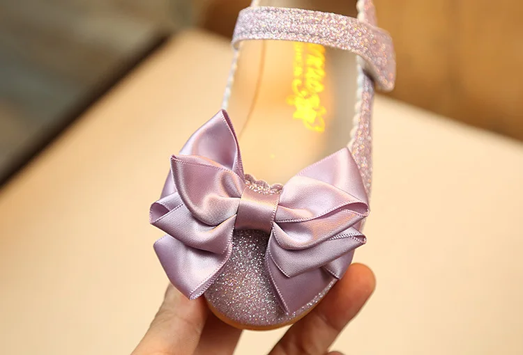 Кожаная обувь для маленьких девочек; нескользящая обувь принцессы с блестками и бантом для маленьких девочек; обувь на плоской подошве с закрытым носком; цвет золотой, розовый, фиолетовый; TX182
