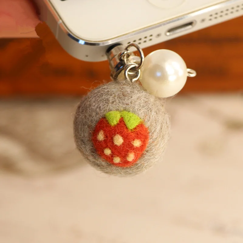 

Felt ball ball dust plug pendant Strawberry leaves petals wool felt hand DIY homemade gift novice material bag