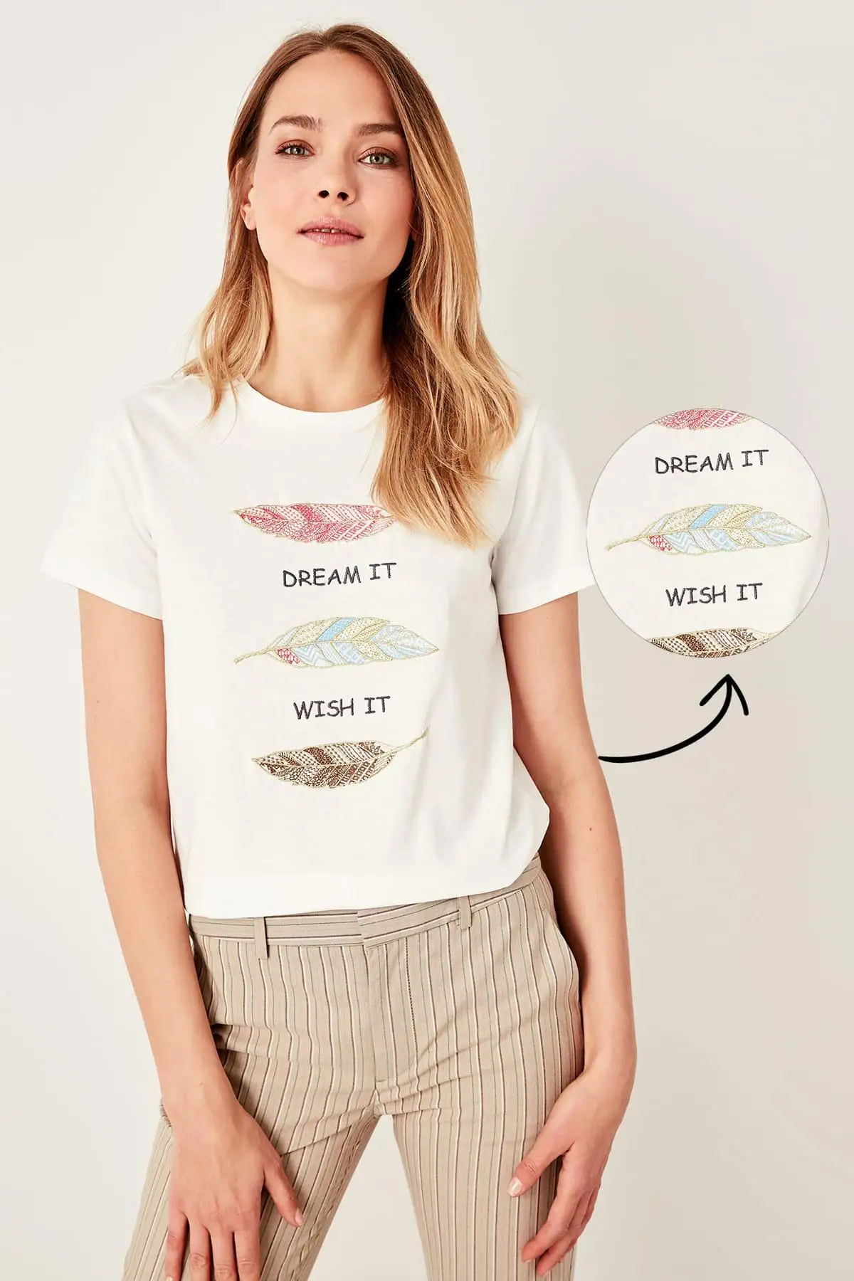 

Trendyol Ecru Embroidered Basic Knitted T-Shirts TWOSS19PB0014