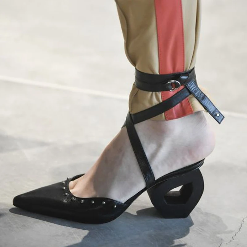 

Summer 2018 New High-heel Shoes, European And American High-end Customized Tip Rivet Ribbon Hollow-out Block-heel Sandals